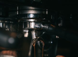 Ekspresy do kawy z systemem spieniającym mleko – gwarancja dostępu do mlecznych kaw kawa mleczna jak zrobić
