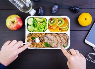 Dlaczego Polacy coraz częściej sięgają po dietę pudełkową? dieta pudełkowa polacy jedzą