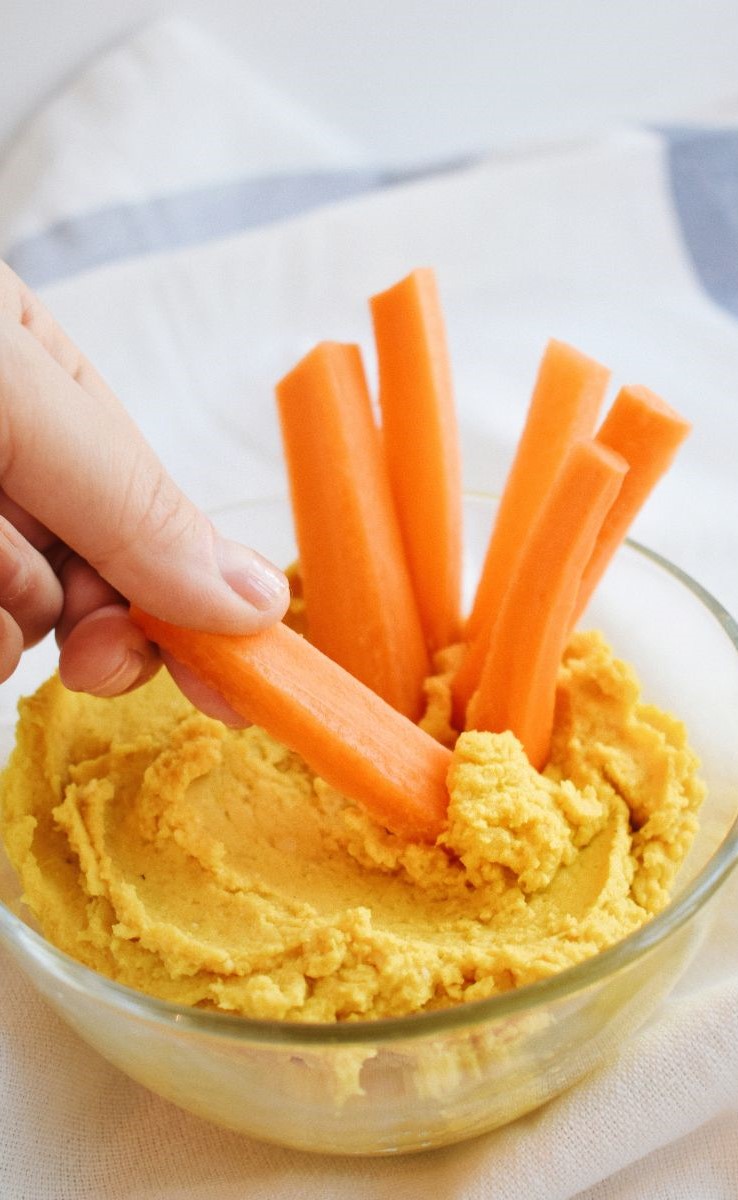 hummus na talerzu z dodatkami