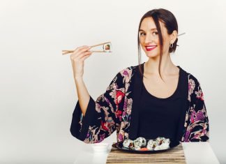 Jakie dodatki do sushi wybrać? dziewczyna je sushi na parze