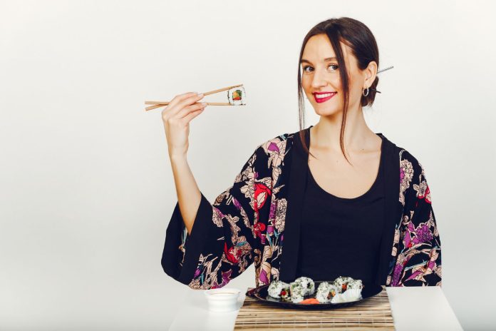 dziewczyna je sushi na parze