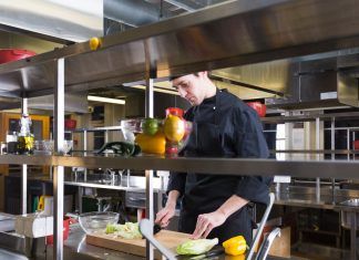W jakie urządzenia do gotowania powinien zaopatrzyć się lokal gastronomiczny? kuchnia lokal gastronomiczny