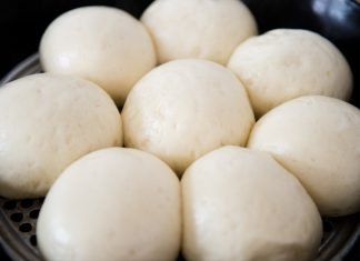 Przepis na drożdżowe bułki na parze – regionalne pampuchy bułki pyzy na parze