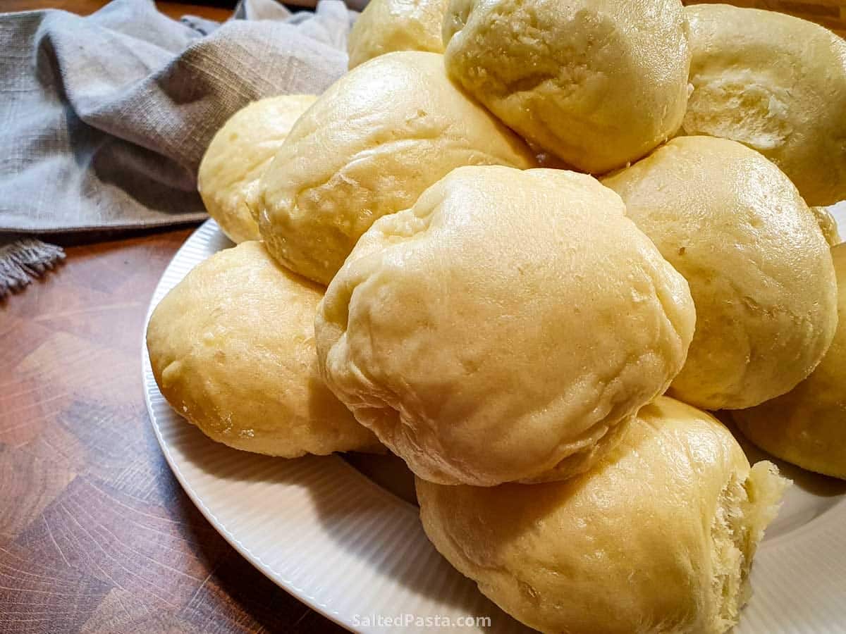 Pyzy drożdżowe to pulchne, słodkawe kluski przygotowywane w parowarze Puszyste, słodkawe kluski z delikatnego drożdżowego ciasta
