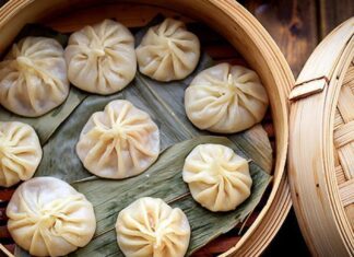 Aromatyczne Dim Sum: tradycyjne chińskie kluski na parze Delikatne i puszyste bułeczki baozi wymagają ciasta drożdżowego i farszu mięsno-warzywnego