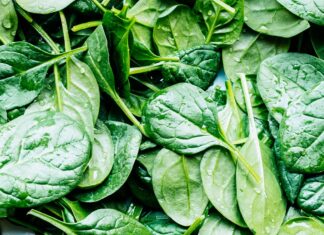 Szpinak: zielony superfood, który wzmacnia organizm i wspiera zdrowie Szpinak dostarcza żelazo oraz witaminy niezbędne do prawidłowego funkcjonowania naszego organizmu