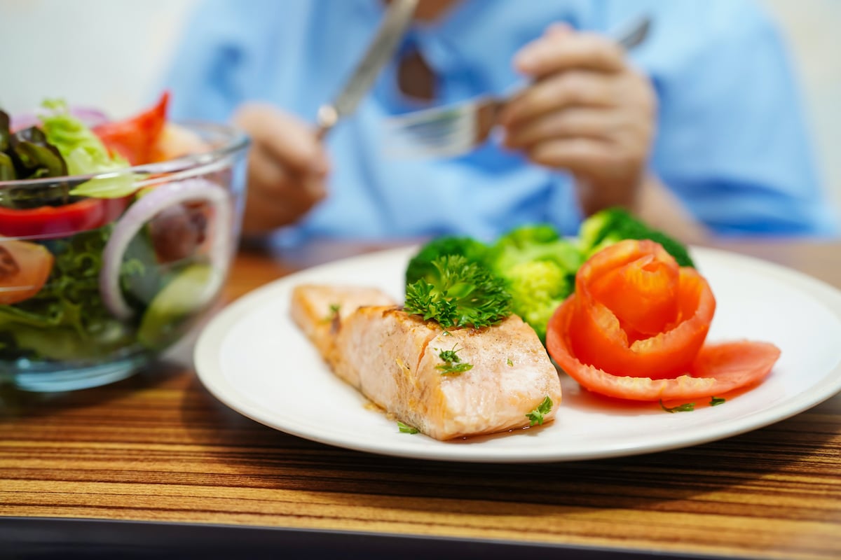 Tłuste ryby źródłem omega-3 redukujących zapalenia Grillowany filet łososia z plasterkami cytryny i ziołami