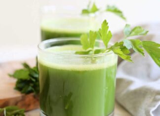 Koktajl z pietruszki na odchudzanie – jak ta niepozorna zielenina rozpędza metabolizm? mieszanie skladnikow w blenderze odchudzanie 1769206252