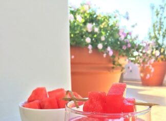 Jak zrobić domowy sok z aloesu? Prosty przepis ze świeżych liści aloe vera szklanka z przezroczystym sokiem z aloesu obok świeżej rośliny na stole