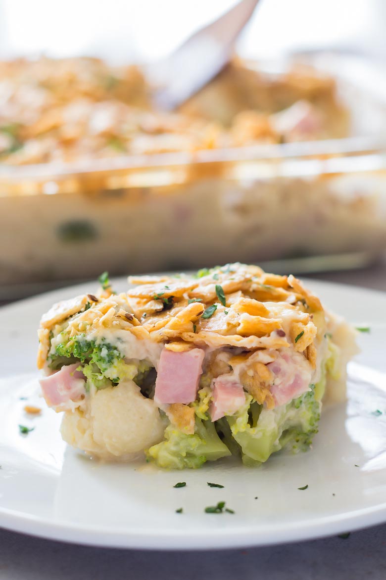 Brokuły stir-fry z marchewką papryką i imbirem w misce na stole
