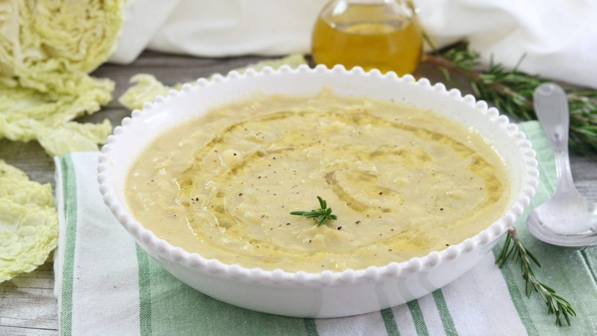 Wsypywanie ugotowanych warzyw do szklanego dzbanka blendera kielichowego
