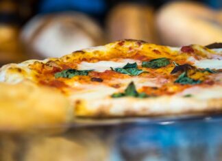Jak przygotować idealne włoskie ciasto na pizzę? Włoskie ciasto na pizzę