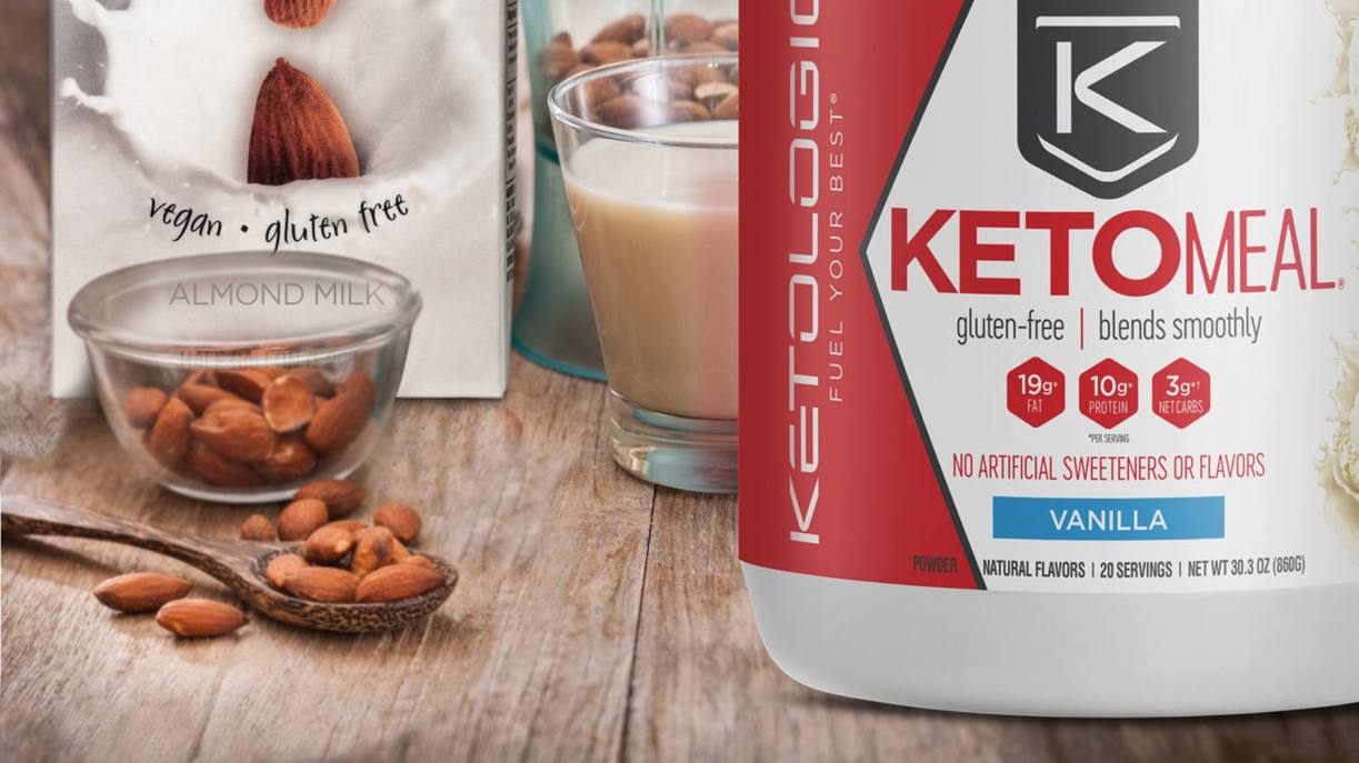 Wyjątkowe mleko roślinne do kawy w diecie low-carb otwarta butelka mleka roślinnego wlewana do filiżanki kawy