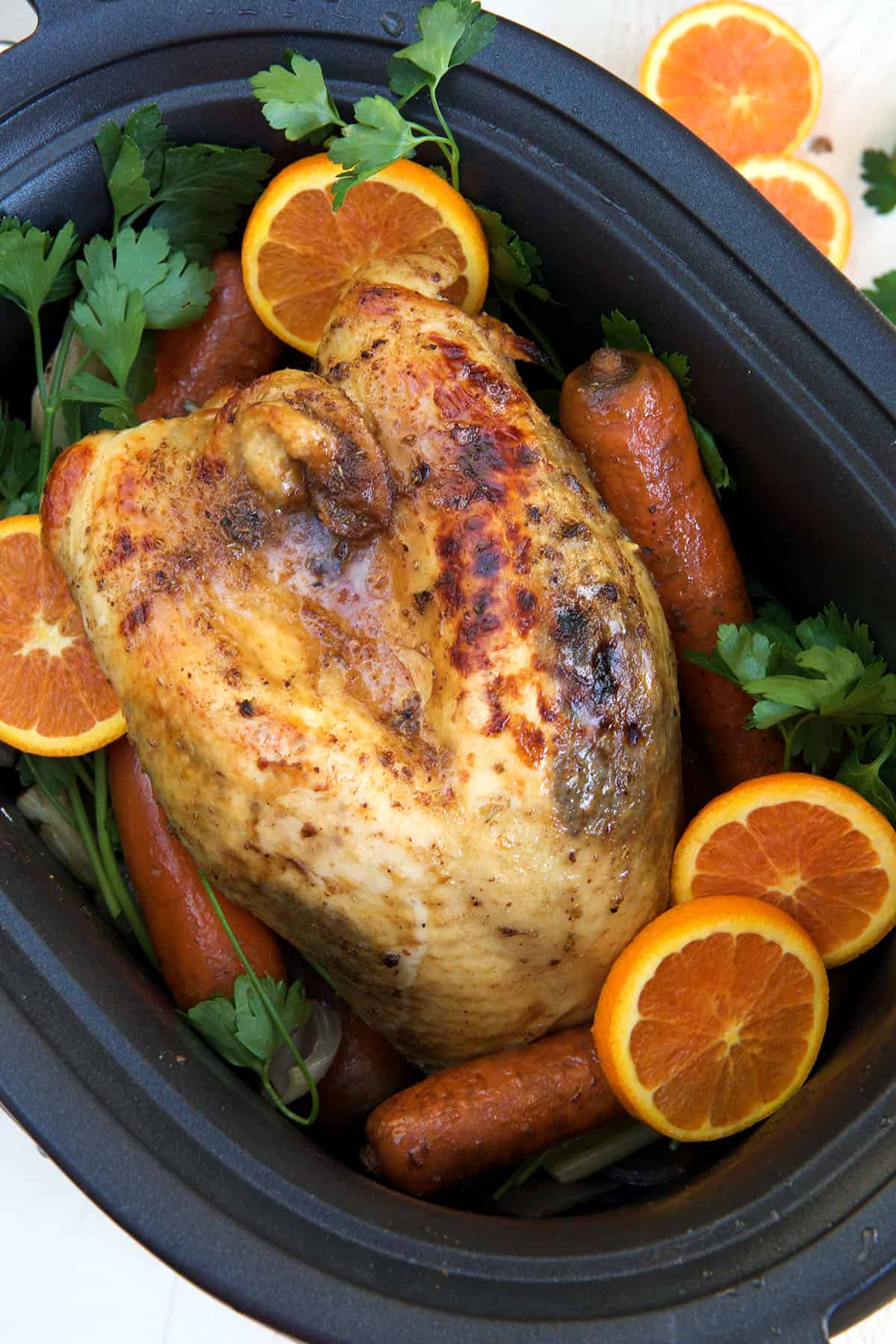 Lekki lunch z niskim sodem porcja indyka na parze z marynatą bez soli na talerzu