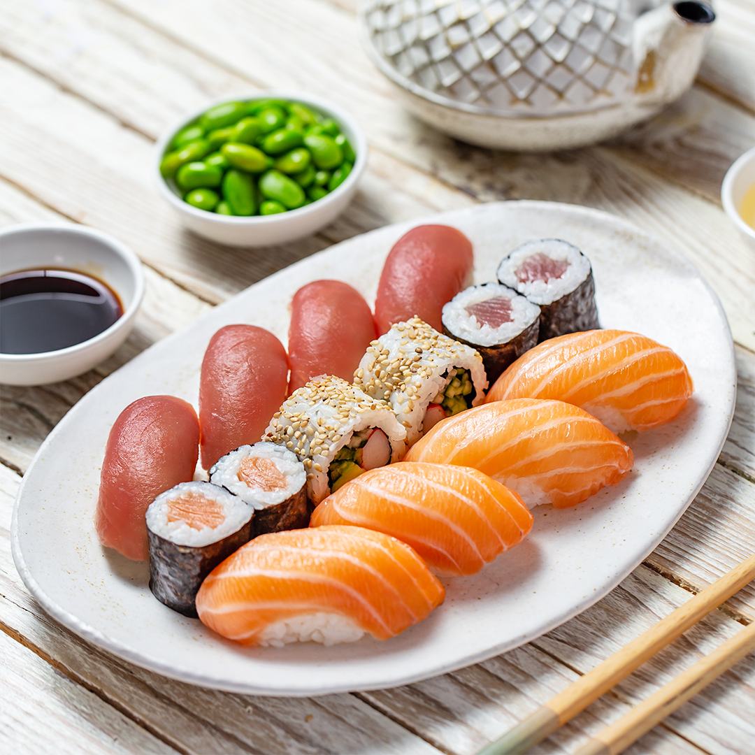 Odpowiednia ilość na rolki Porcja kleistego ryżu przygotowana do napełniania rolek sushi