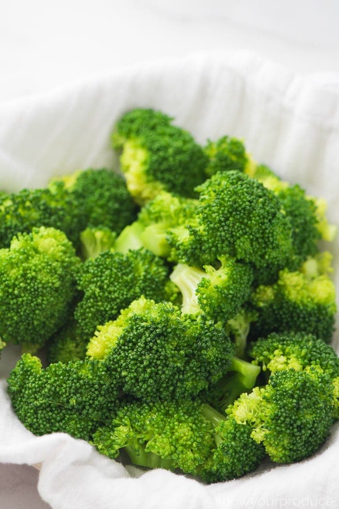 Przygotowanie brokułu w kuchni Równe różyczki brokułu parują w garnku w czasie krótkiego przygotowania