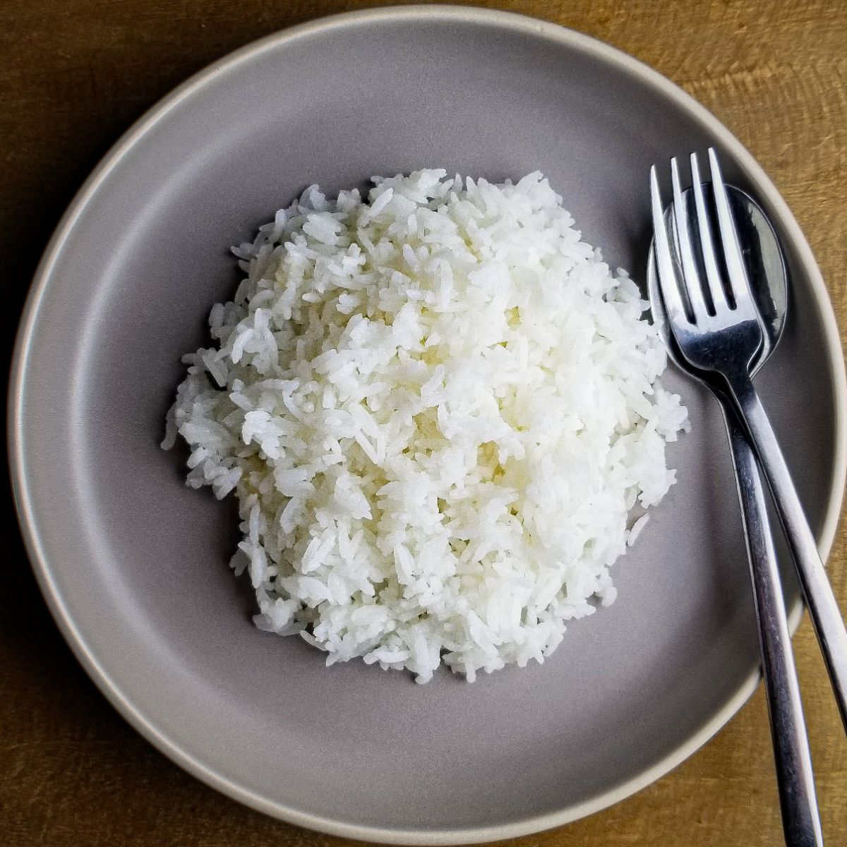 Porcja ryżu basmati przygotowana do przechowywania po ugotowaniu