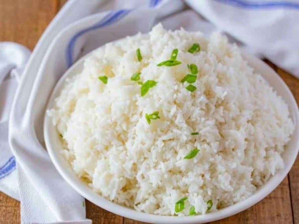 Puszysty ryż basmati podany jako lekki dodatek do obiadu