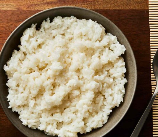 Ryż do sushi na parze: dobór ziaren i zaprawa octowa Ryż kleisty na parze do sushi podany w jasnej misce