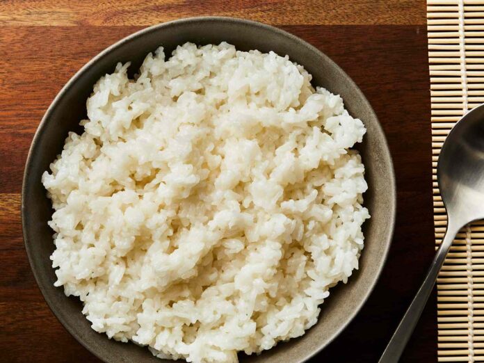 Ryż kleisty na parze do sushi podany w jasnej misce