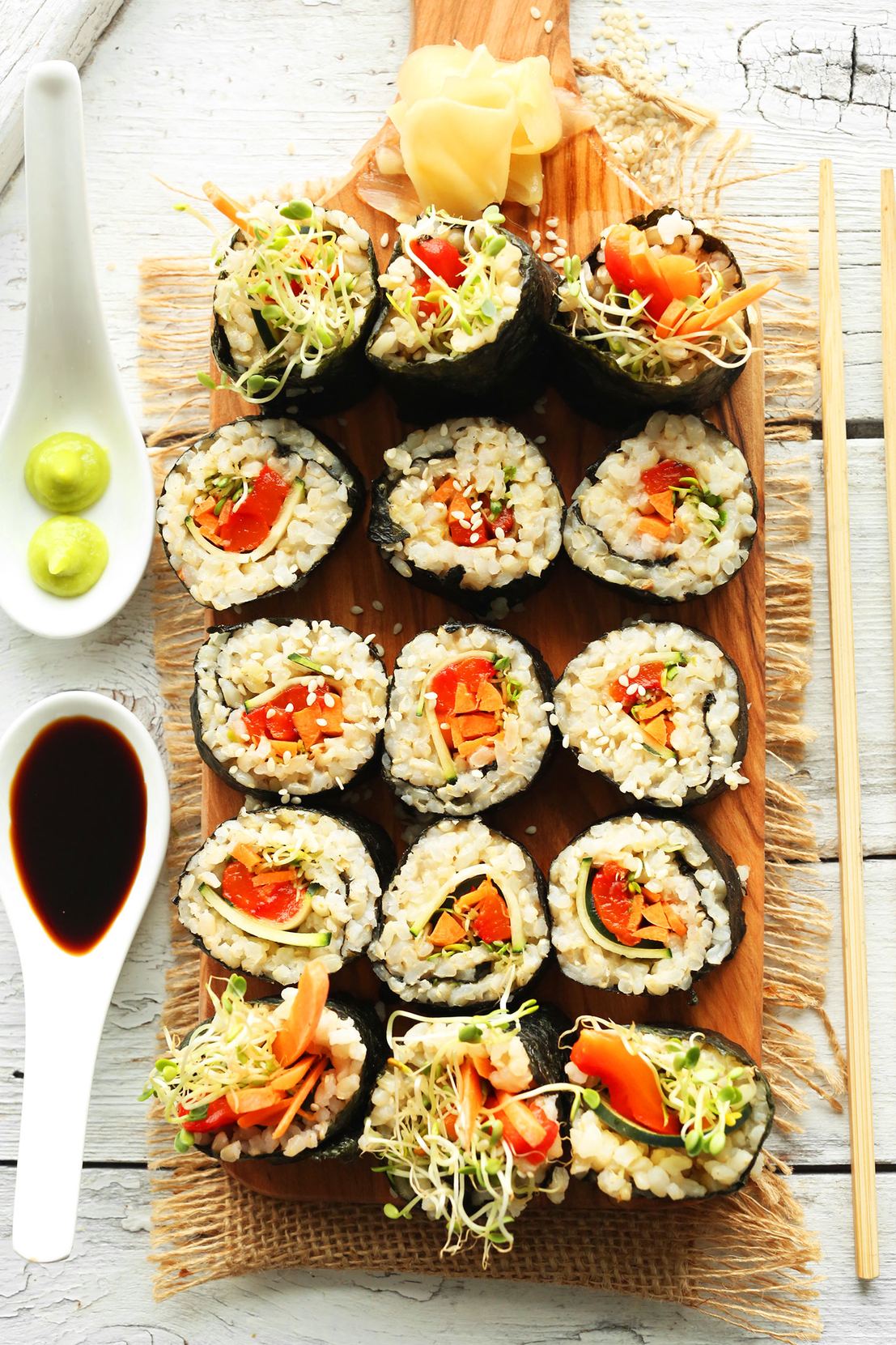 Tradycyjny pojemnik do parowania Surowe ziarna ryżu do sushi ułożone w bambusowym koszyku