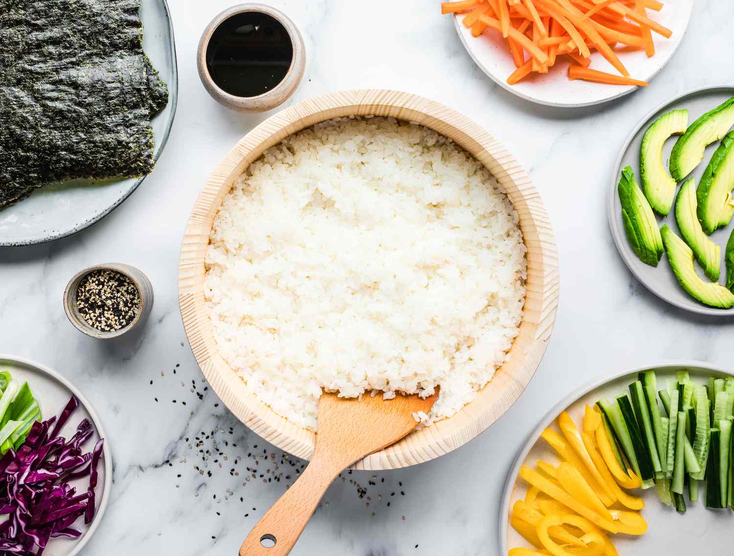 Podstawa do dodania zaprawy Ugotowane na parze ziarna ryżu sushi rozłożone na płaskiej tacy