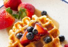 Domowe gofry bombelkowe: puszysty deser do potraw na parze Miękkie i puszyste gofry bombelkowe wymagają ciasta z ubitymi białkami i rozgrzanej gofrownicy