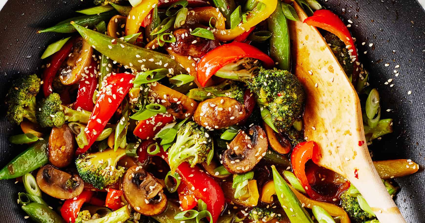 Porównanie olejów na stole z punktami dymienia i patelniami z różnymi tłuszczami