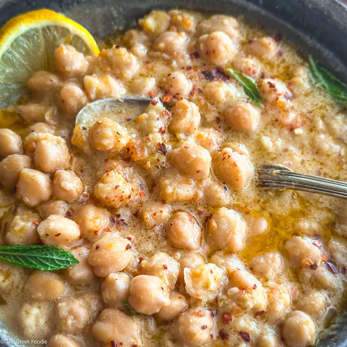 Blender z wrzuconą ciecierzycą tahini sokiem z cytryny i przyprawami