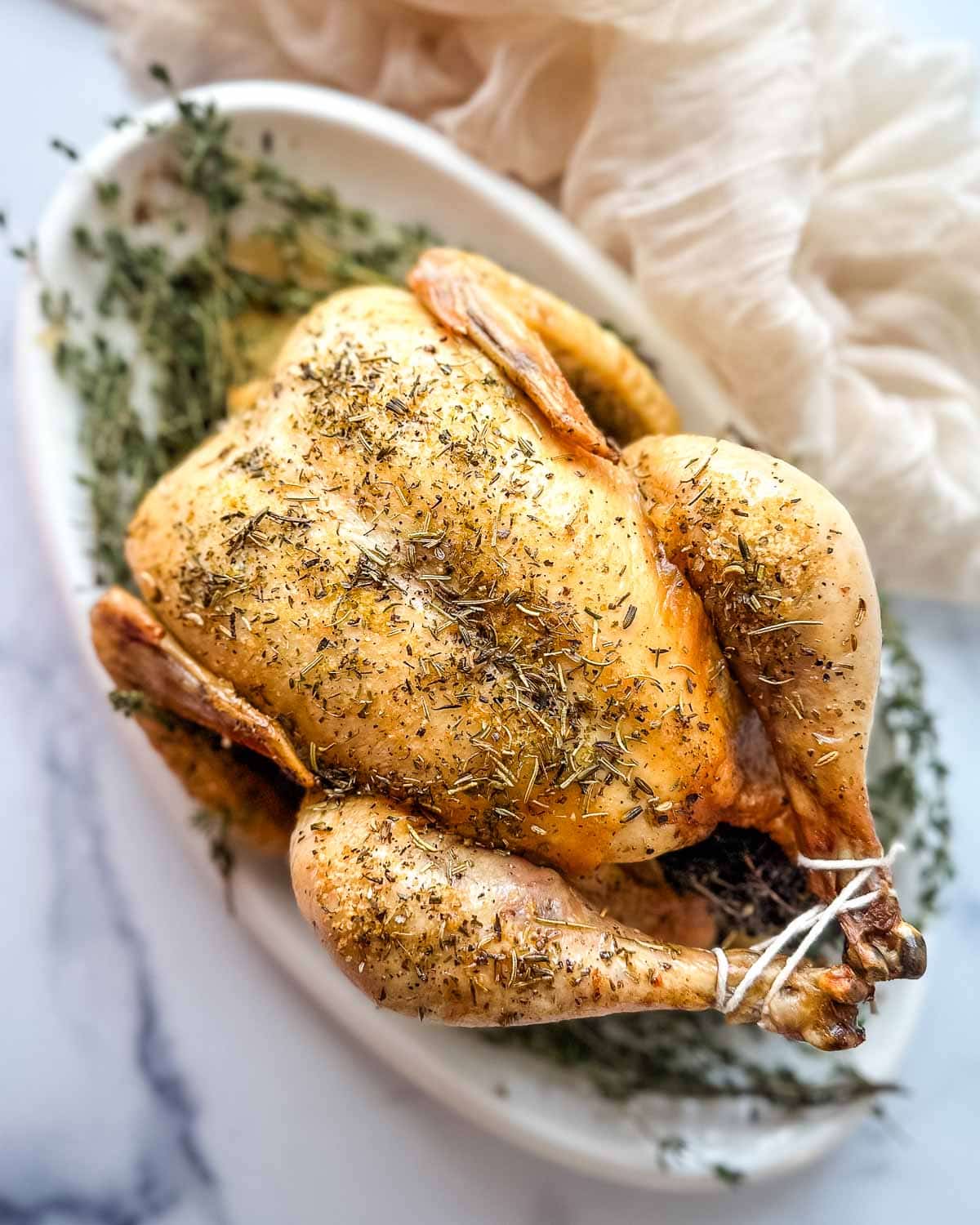 Liście szałwii posypane solą morską na drewnianej tarczy