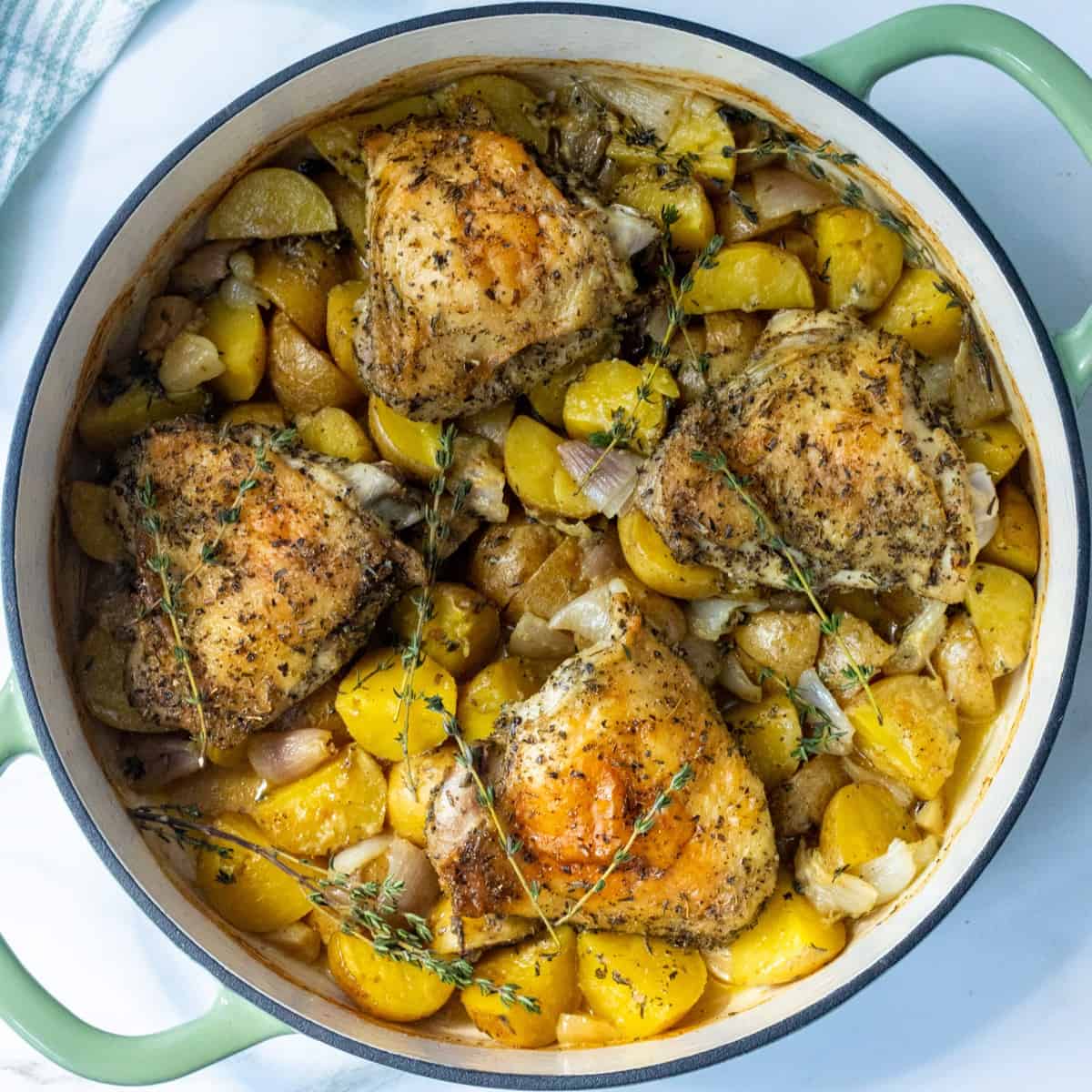 Świeże zioła prowansalskie suszące się na kratce okiennej