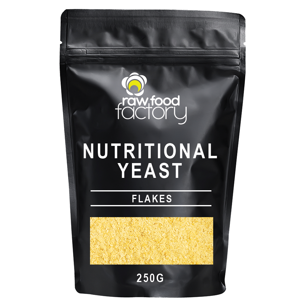 chleb pszenny pokrojony z płatkami drożdżowymi w cieście obok masła