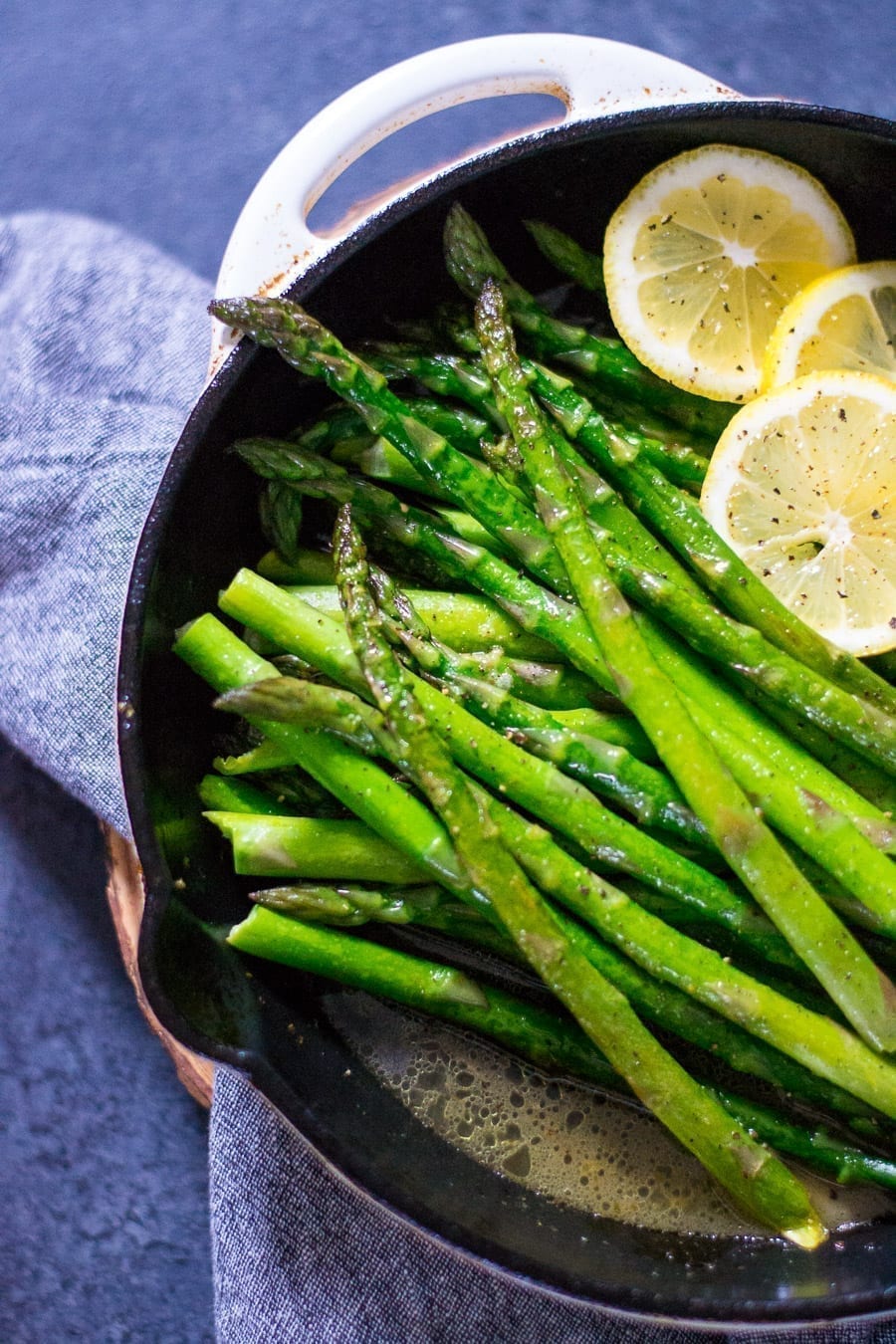 roztopione masło z dodatkiem czosnku bulgoczące w małej patelni