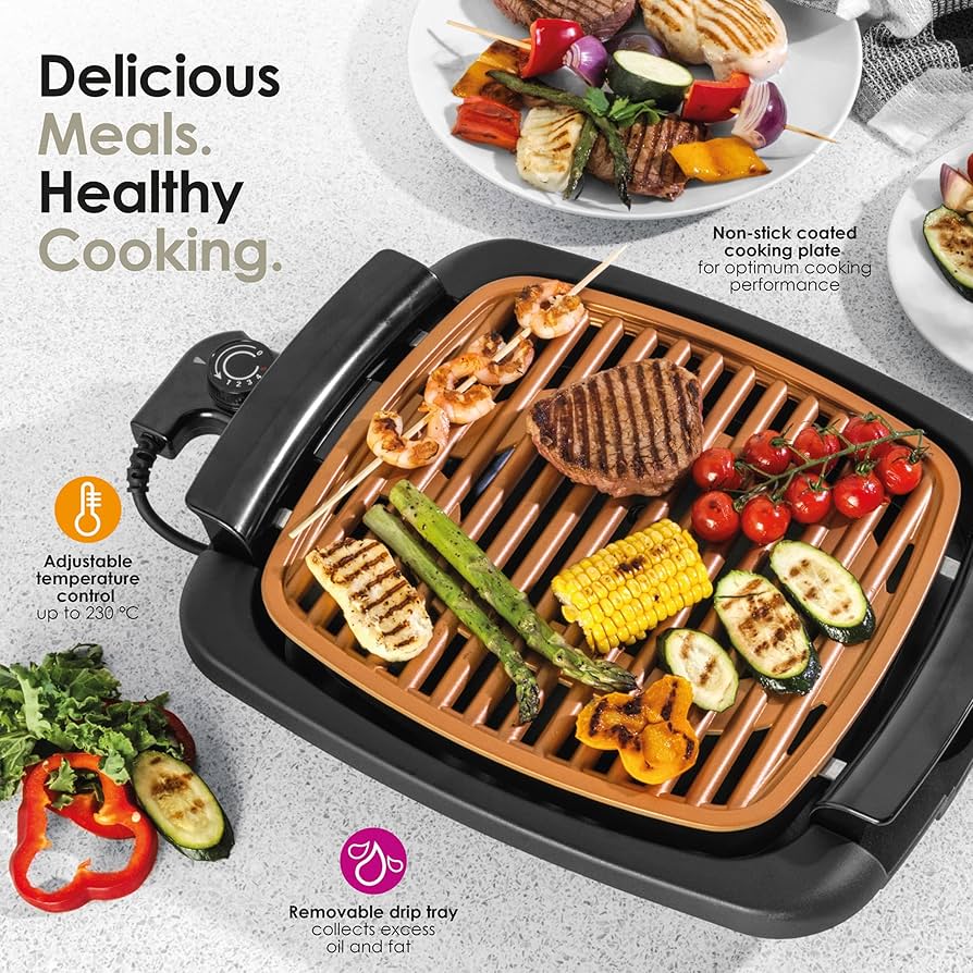 Grill elektryczny bezdymny w akcji zamknięty grill elektryczny z parą unoszącą się podczas grillowania steku