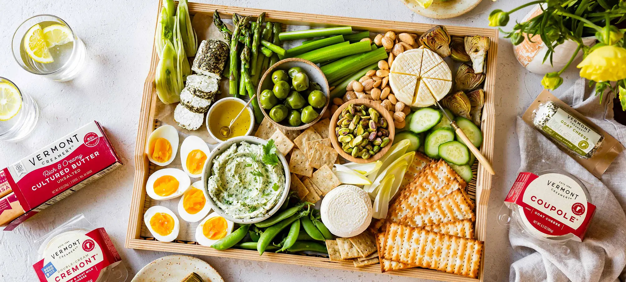 Słoik z klarowanym masłem ghee lśniącym złotym kolorem na blacie