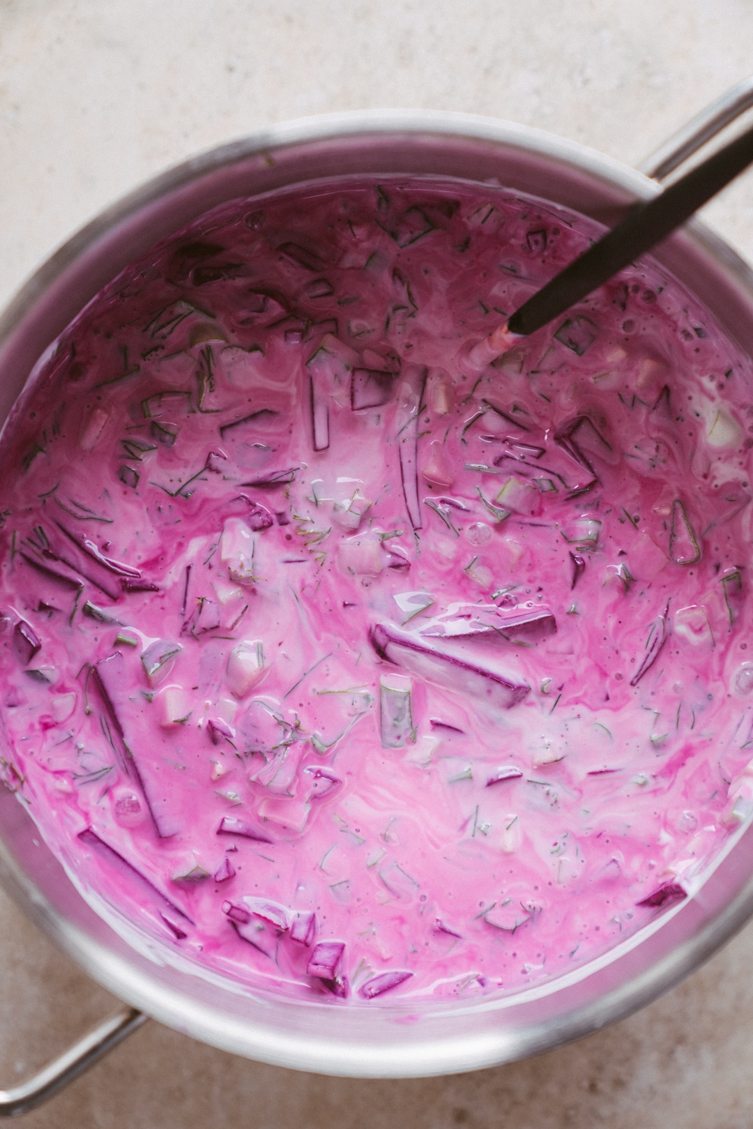 Mieszanie buraków kefiru ogórków i przypraw w dużej misce