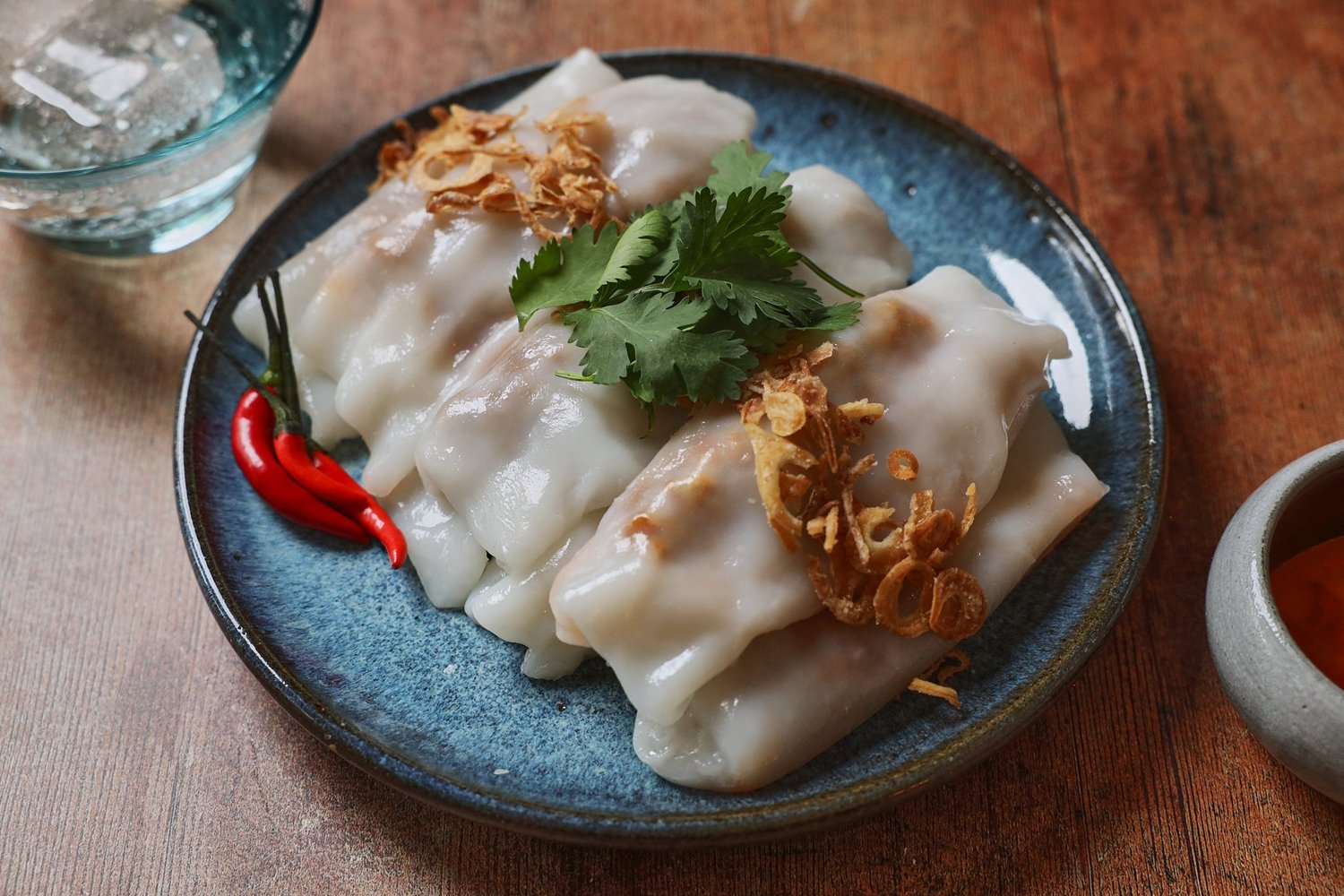 bliski plan wilgotnych przezroczystych nitek makaronu ryżowego