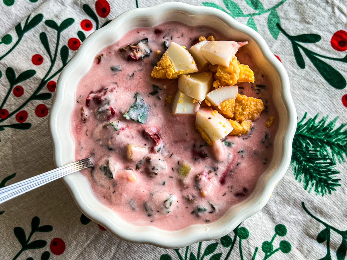 Chłodnik litewski schłodzony w lodówce z kroplami rosy na misce