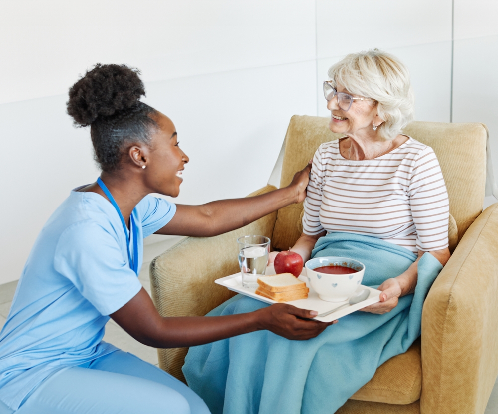 Słoiki z suplementami diety i pigułki obok talerza seniora