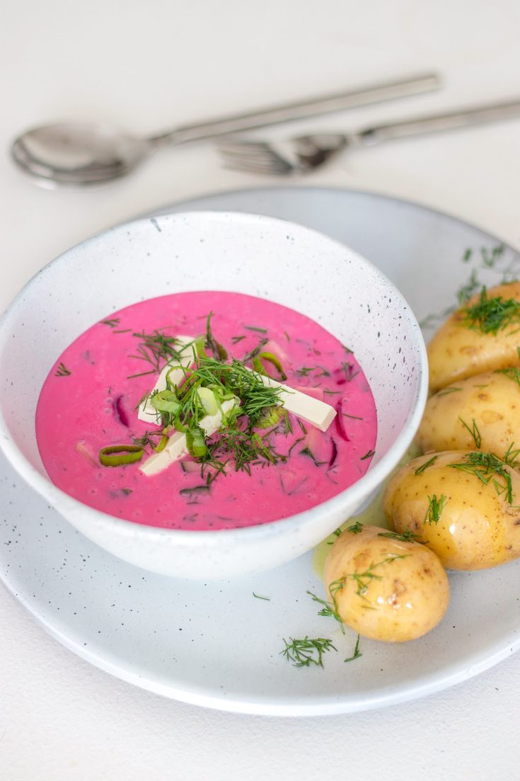 Świeże ogórki pokrojone w kostkę obok rzodkiewek w szklanej misce