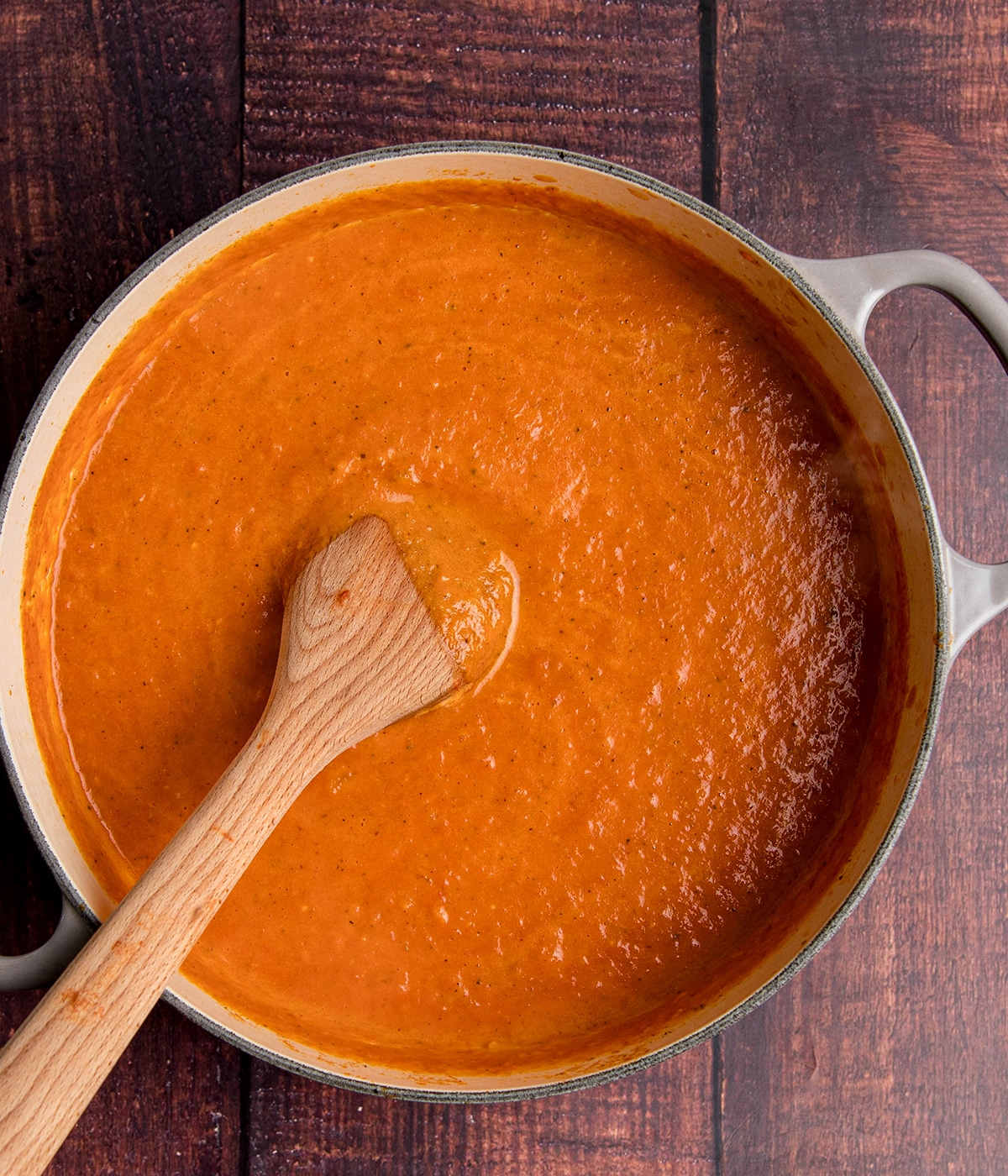 Warzywa gotowane w bulionie do zupy Gotujące się warzywa bulgoczące w garnku z bulionem na kuchence gazowej