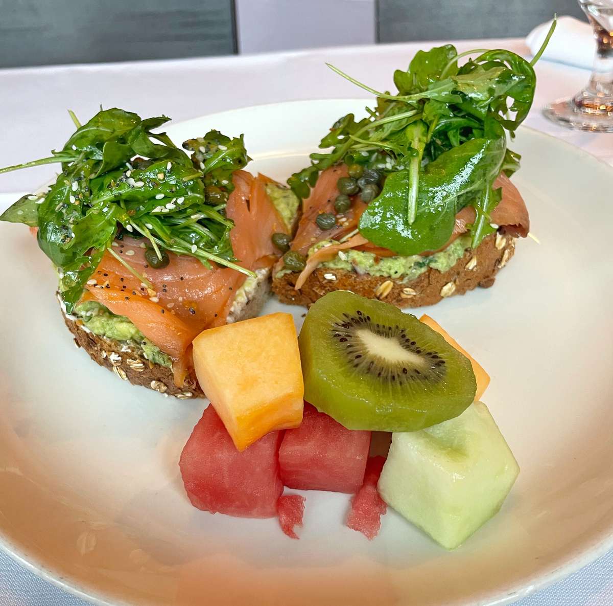 kobieta nakładająca kremową maskę z awokado na czystą twarz