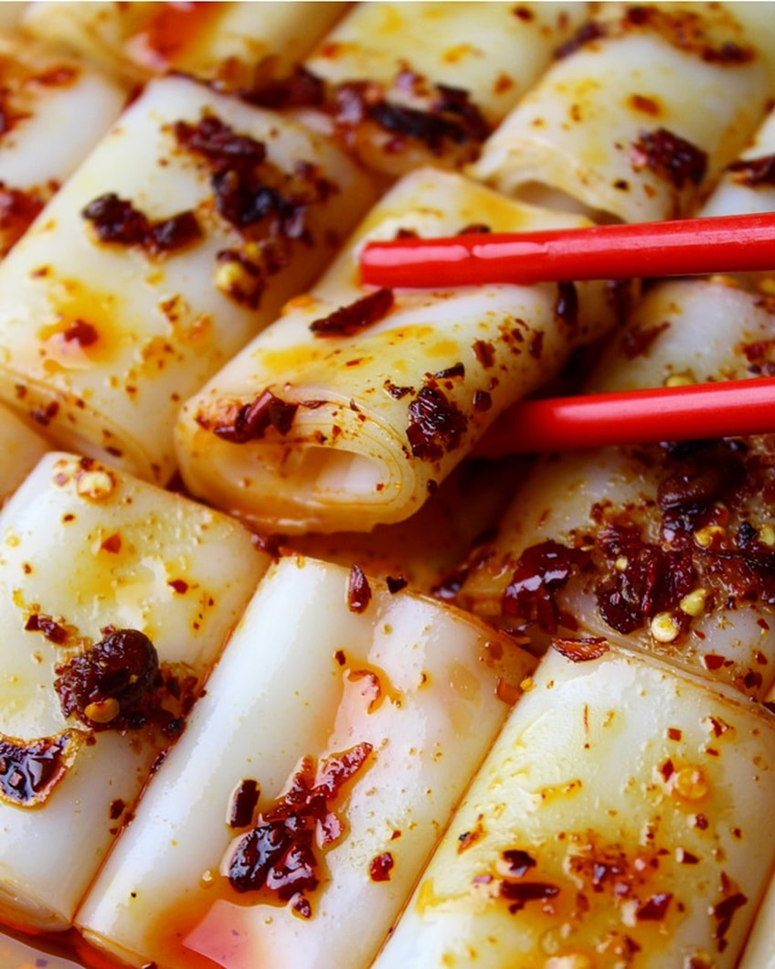 parowar bambusowy z wrzącą wodą na dolnej kondygnacji