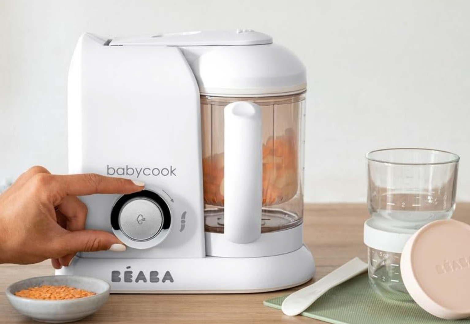 Składniki do kremowej zupy warzywnej Kolorowa mieszanka pokrojonych warzyw jak marchew cebula i ziemniaki w misce