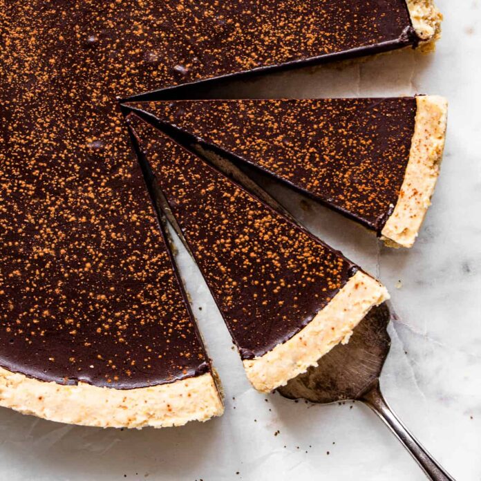 miseczki z brązowym proszkiem karobu i kakao na drewnianym stole z ziarnami obok