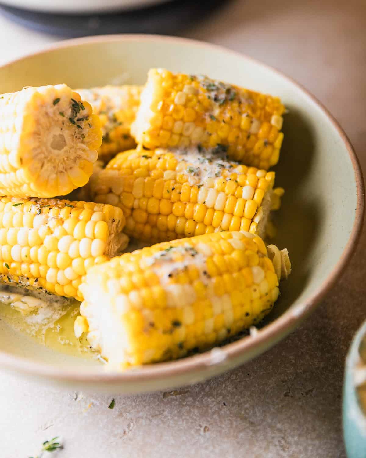 para unosząca się nad wyjętą gorącą kolbą kukurydzy z garnka