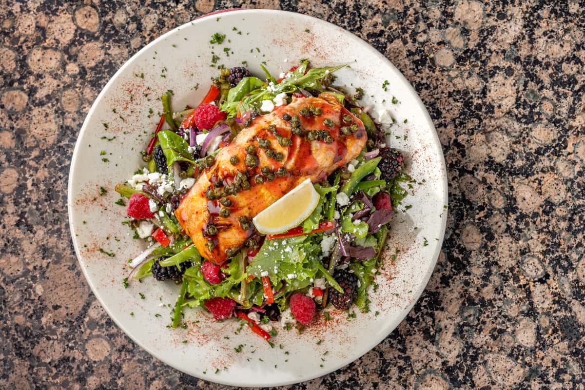 gładka promienna skóra twarzy kobiety w zbliżeniu z lekkim makijażem