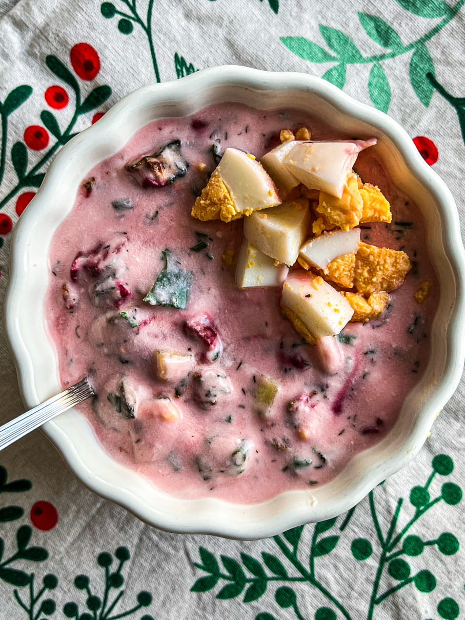 Chłodnik podany z ugotowanymi ziemniakami pokrojonymi w kostkę obok