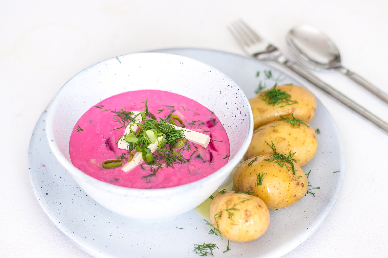 Gotowane jajka na twardo przekrojone z żółtkami na talerzu