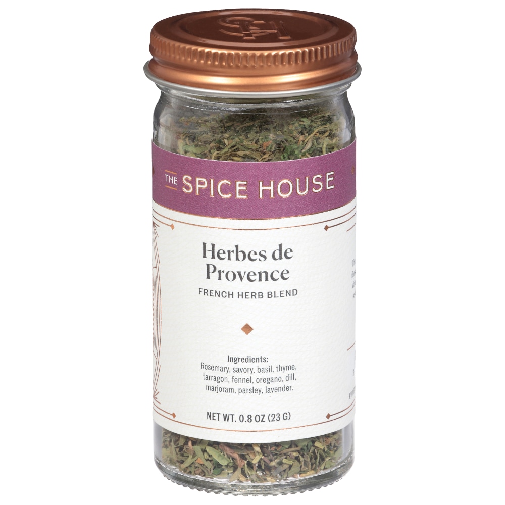 Świeże liście bazylii zwinięte w rulonik na talerzu ceramicznym